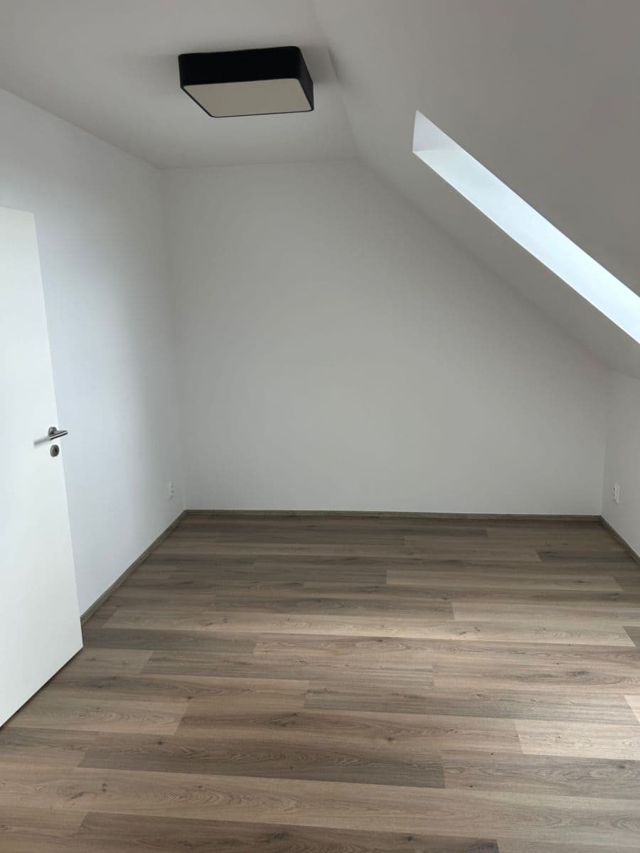 Pronájem bytu 3+kk 95 m², Zátopkova, Milovice, Středočeský kraj Pronájem bytu 3+kk 95 m², Zátopkova, Milovice, Středočeský kraj