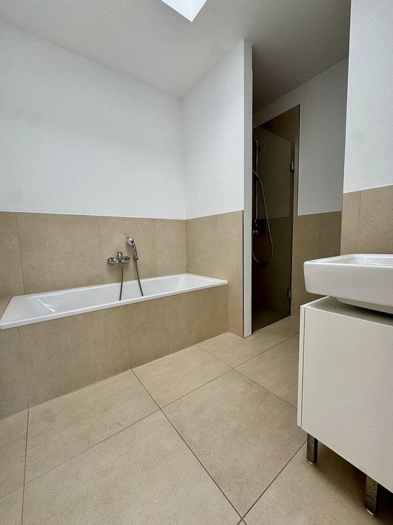 Pronájem domu 150 m², pozemek 100 m², Düsseldorf, Severní Porýní-Vestfálsko Pronájem domu 150 m², pozemek 100 m², Düsseldorf, Severní Porýní-Vestfálsko