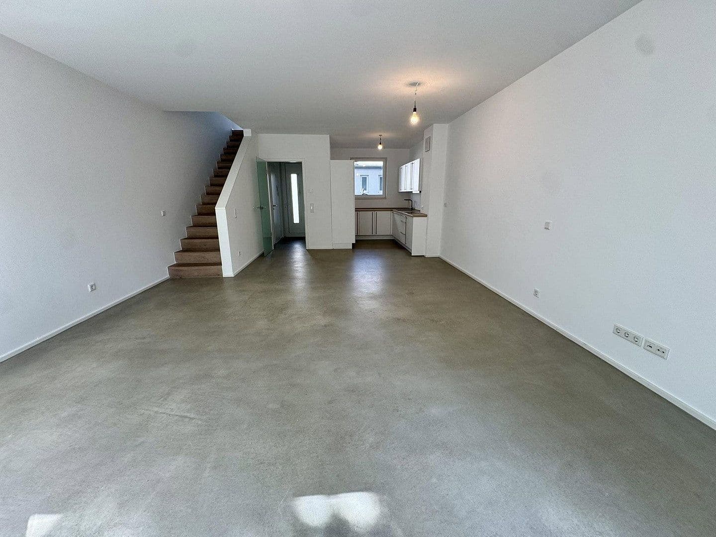 Pronájem domu 150 m², pozemek 100 m², Düsseldorf, Severní Porýní-Vestfálsko Pronájem domu 150 m², pozemek 100 m², Düsseldorf, Severní Porýní-Vestfálsko