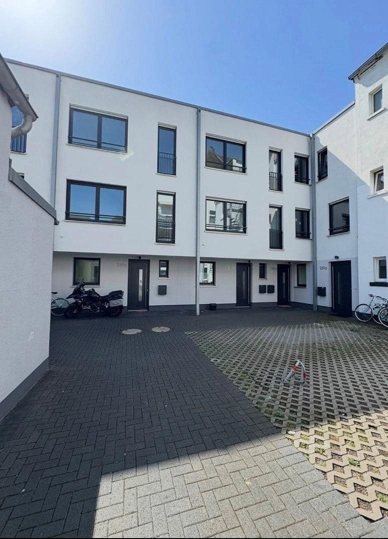 Pronájem domu 150 m², pozemek 100 m², Düsseldorf, Severní Porýní-Vestfálsko Pronájem domu 150 m², pozemek 100 m², Düsseldorf, Severní Porýní-Vestfálsko