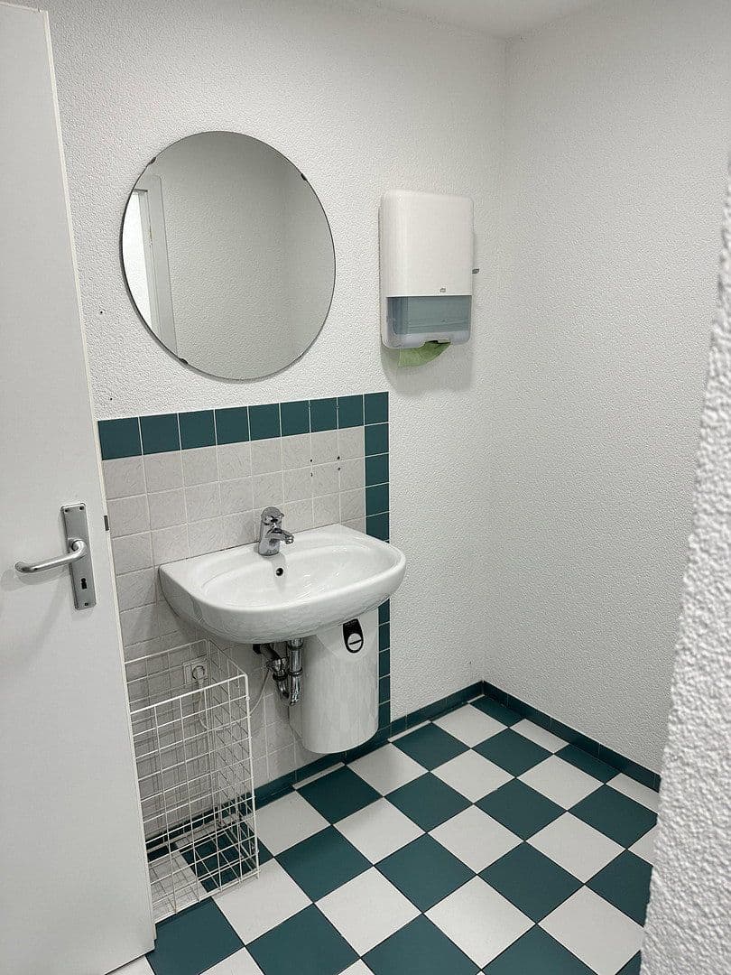 Pronájem nebytového prostoru 588 m², Mühllach 11, Röthenbach an der Pegnitz, Bavorsko Pronájem nebytového prostoru 588 m², Mühllach 11, Röthenbach an der Pegnitz, Bavorsko