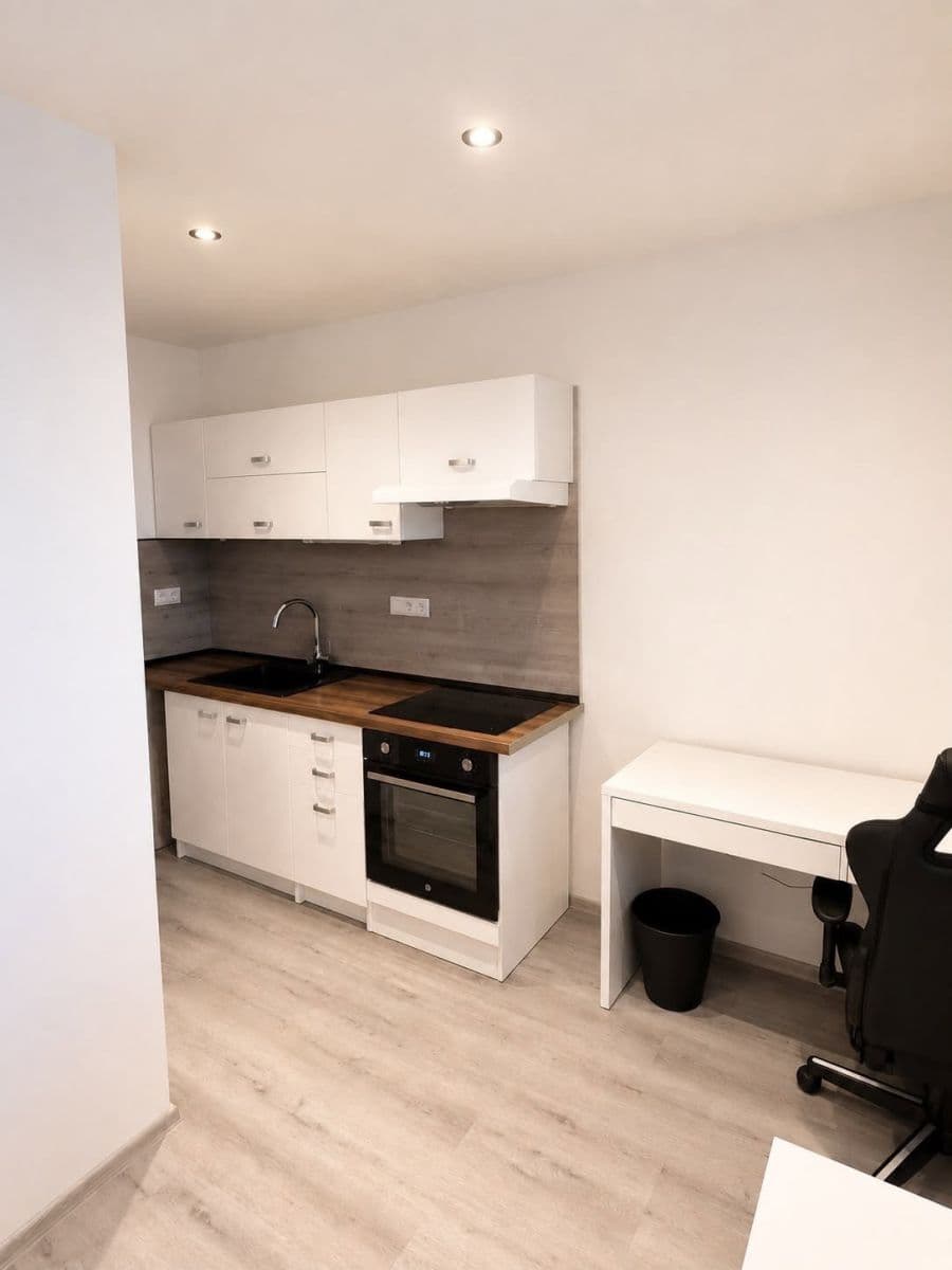 Pronájem bytu 1+1 40 m², 2. května, Zlín, Zlínský kraj Pronájem bytu 1+1 40 m², 2. května, Zlín, Zlínský kraj