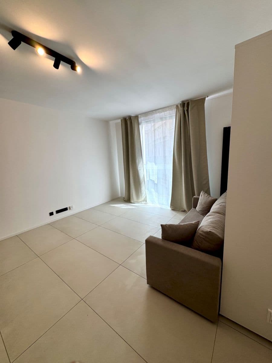 Pronájem bytu 1+kk 29 m², Krymská, Praha, Praha Pronájem bytu 1+kk 29 m², Krymská, Praha, Praha