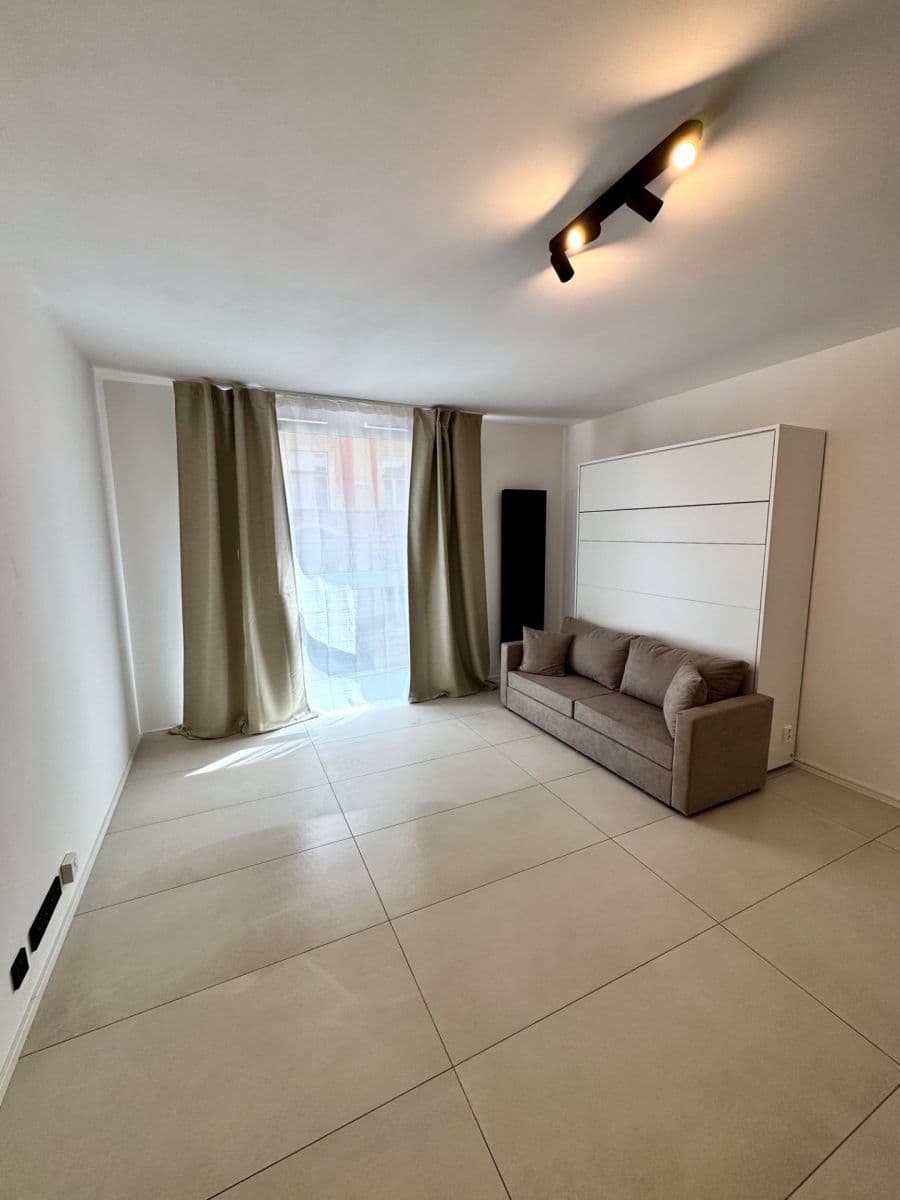 Pronájem bytu 1+kk 29 m², Krymská, Praha, Praha Pronájem bytu 1+kk 29 m², Krymská, Praha, Praha