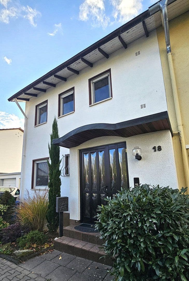 Prodej domu 110 m², pozemek 324 m², Schwalbach am Taunus, Hessen Prodej domu 110 m², pozemek 324 m², Schwalbach am Taunus, Hessen