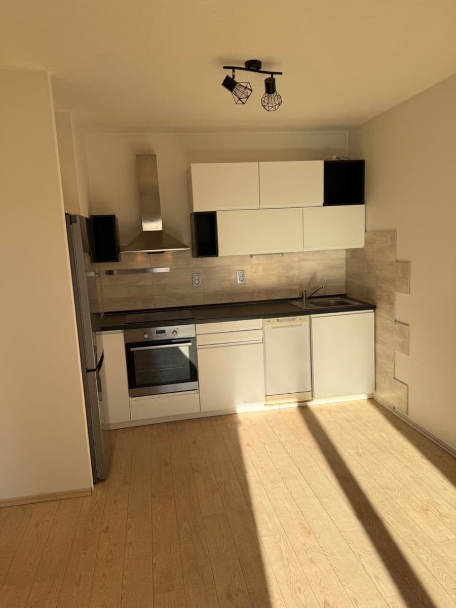 Pronájem bytu 2+kk 44 m², Zimní, Hostivice, Středočeský kraj Pronájem bytu 2+kk 44 m², Zimní, Hostivice, Středočeský kraj