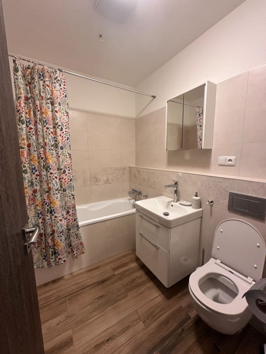 Pronájem bytu 2+kk 63 m², U Pernštejnských, Praha, Praha Pronájem bytu 2+kk 63 m², U Pernštejnských, Praha, Praha