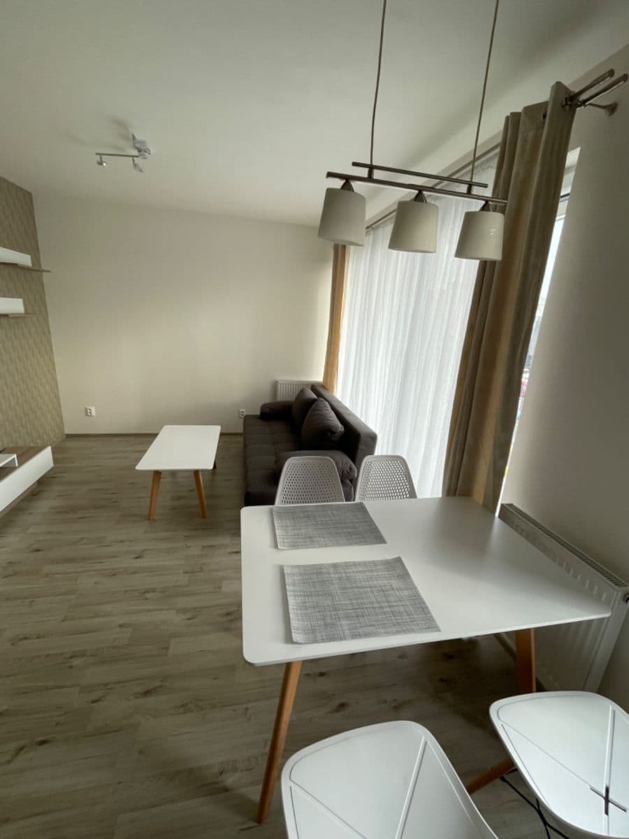 Pronájem bytu 2+kk 56 m², V Hliníkách, Chrudim, Pardubický kraj Pronájem bytu 2+kk 56 m², V Hliníkách, Chrudim, Pardubický kraj