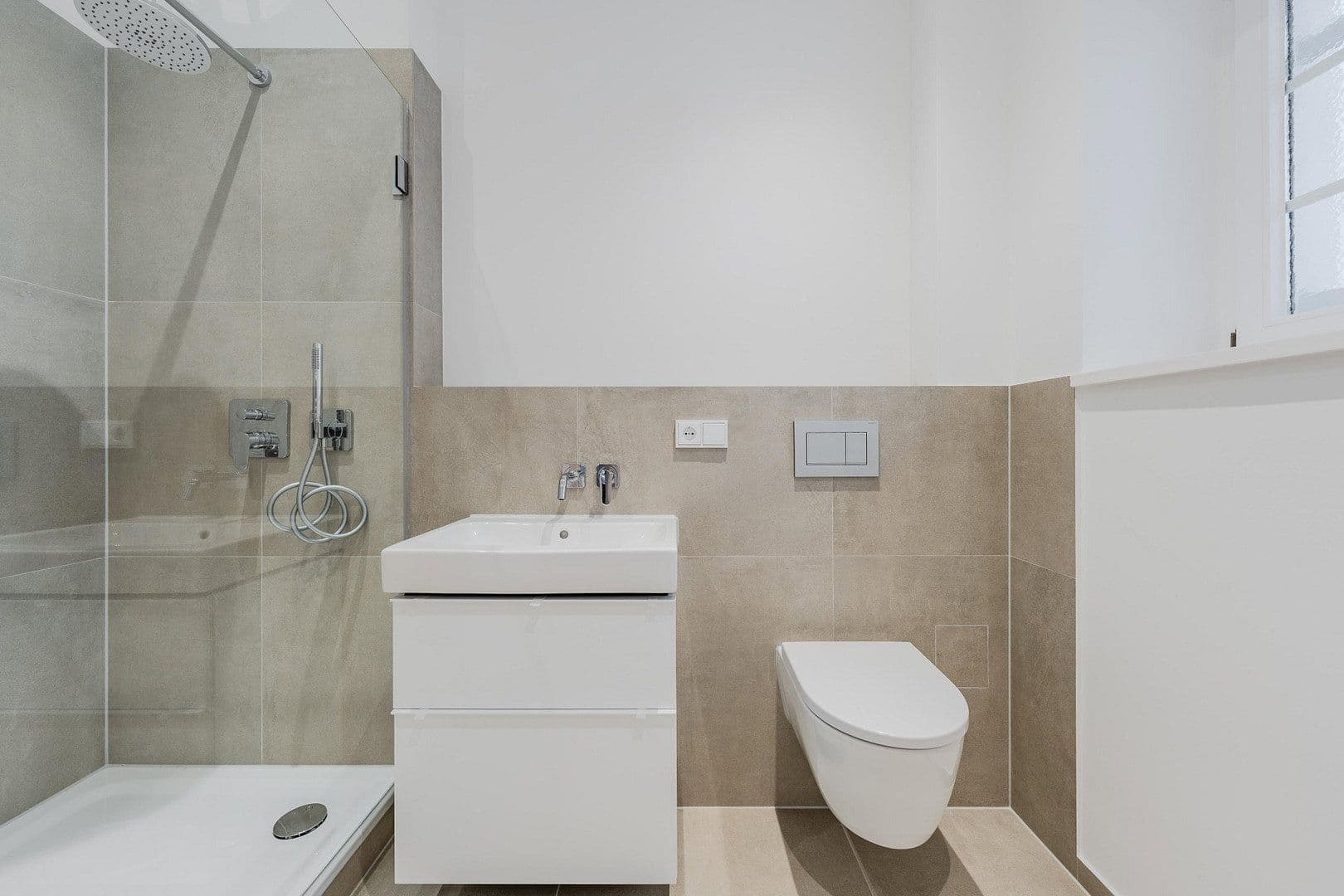 Prodej bytu 4+1 128 m², Düsseldorfer Str. 34, Berlin, Berlín Prodej bytu 4+1 128 m², Düsseldorfer Str. 34, Berlin, Berlín