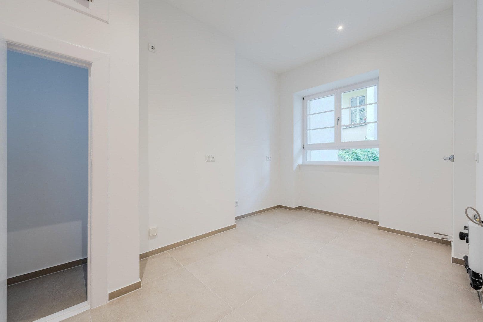 Prodej bytu 4+1 128 m², Düsseldorfer Str. 34, Berlin, Berlín Prodej bytu 4+1 128 m², Düsseldorfer Str. 34, Berlin, Berlín