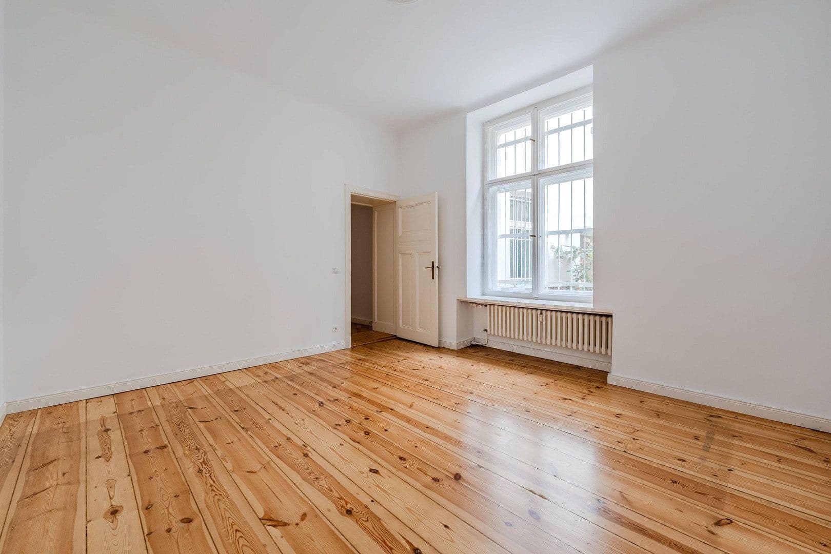 Prodej bytu 4+1 118 m², Düsseldorfer Str. 14, Berlin, Berlín Prodej bytu 4+1 118 m², Düsseldorfer Str. 14, Berlin, Berlín