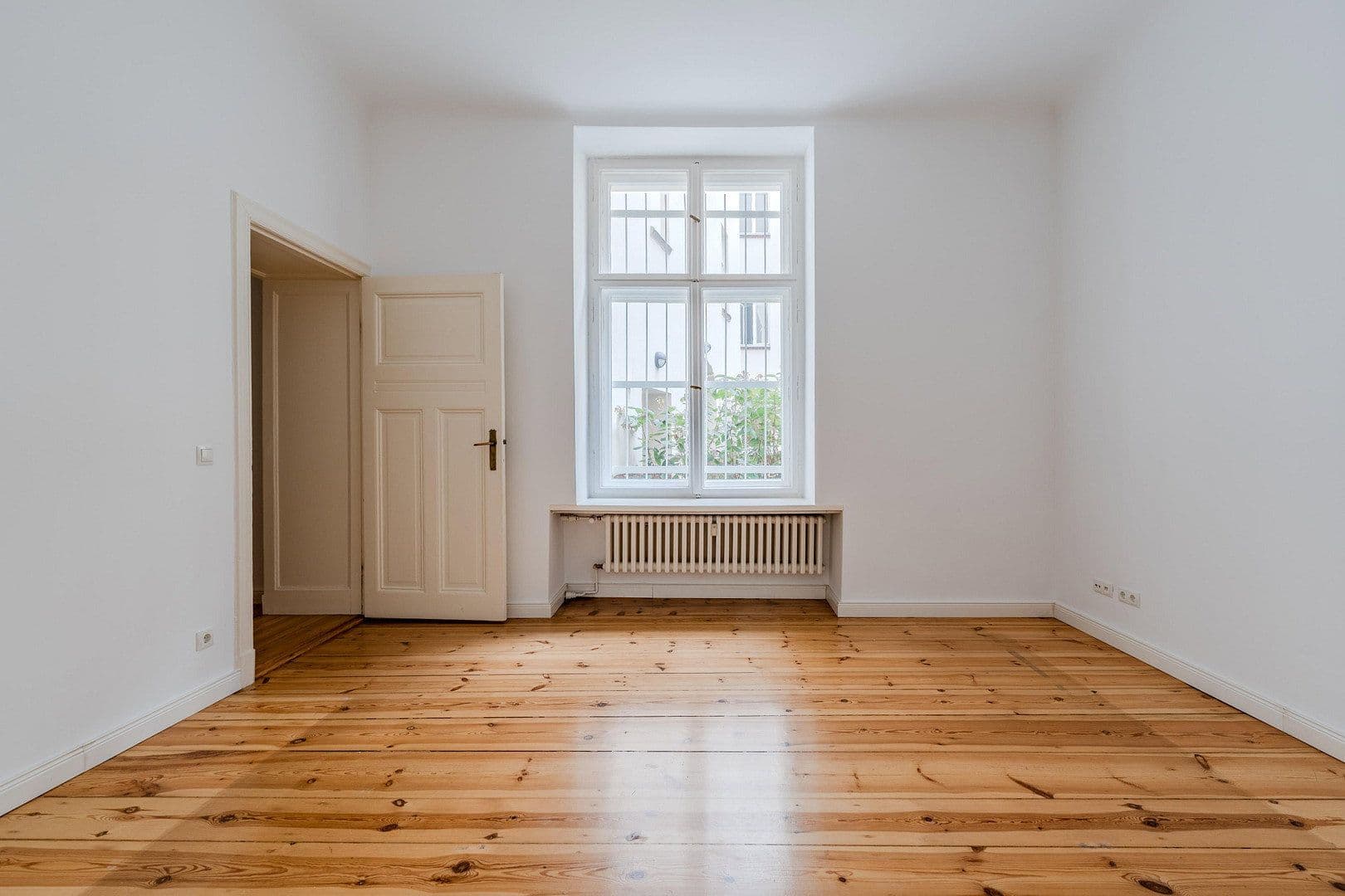 Prodej bytu 4+1 118 m², Düsseldorfer Str. 14, Berlin, Berlín Prodej bytu 4+1 118 m², Düsseldorfer Str. 14, Berlin, Berlín