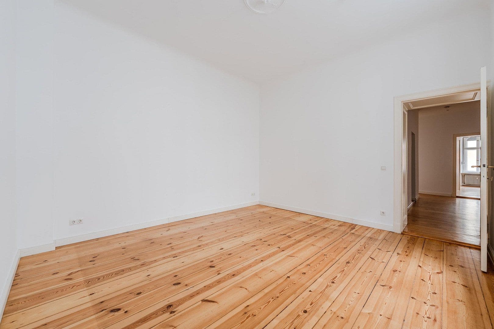 Prodej bytu 4+1 118 m², Düsseldorfer Str. 14, Berlin, Berlín Prodej bytu 4+1 118 m², Düsseldorfer Str. 14, Berlin, Berlín