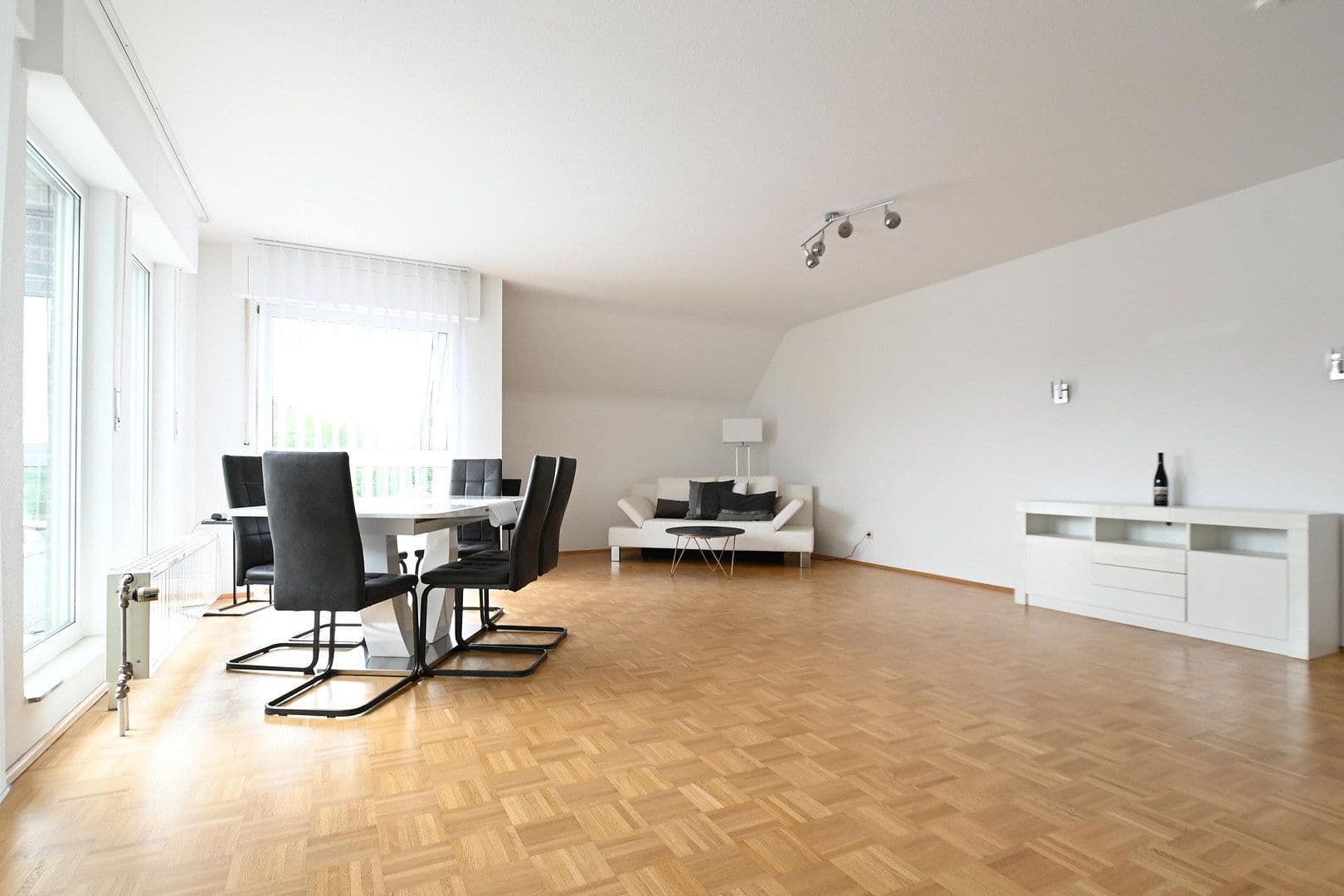 Pronájem bytu 3+1 110 m², Frankfurter Str.214, Köln, Severní Porýní-Vestfálsko Pronájem bytu 3+1 110 m², Frankfurter Str.214, Köln, Severní Porýní-Vestfálsko