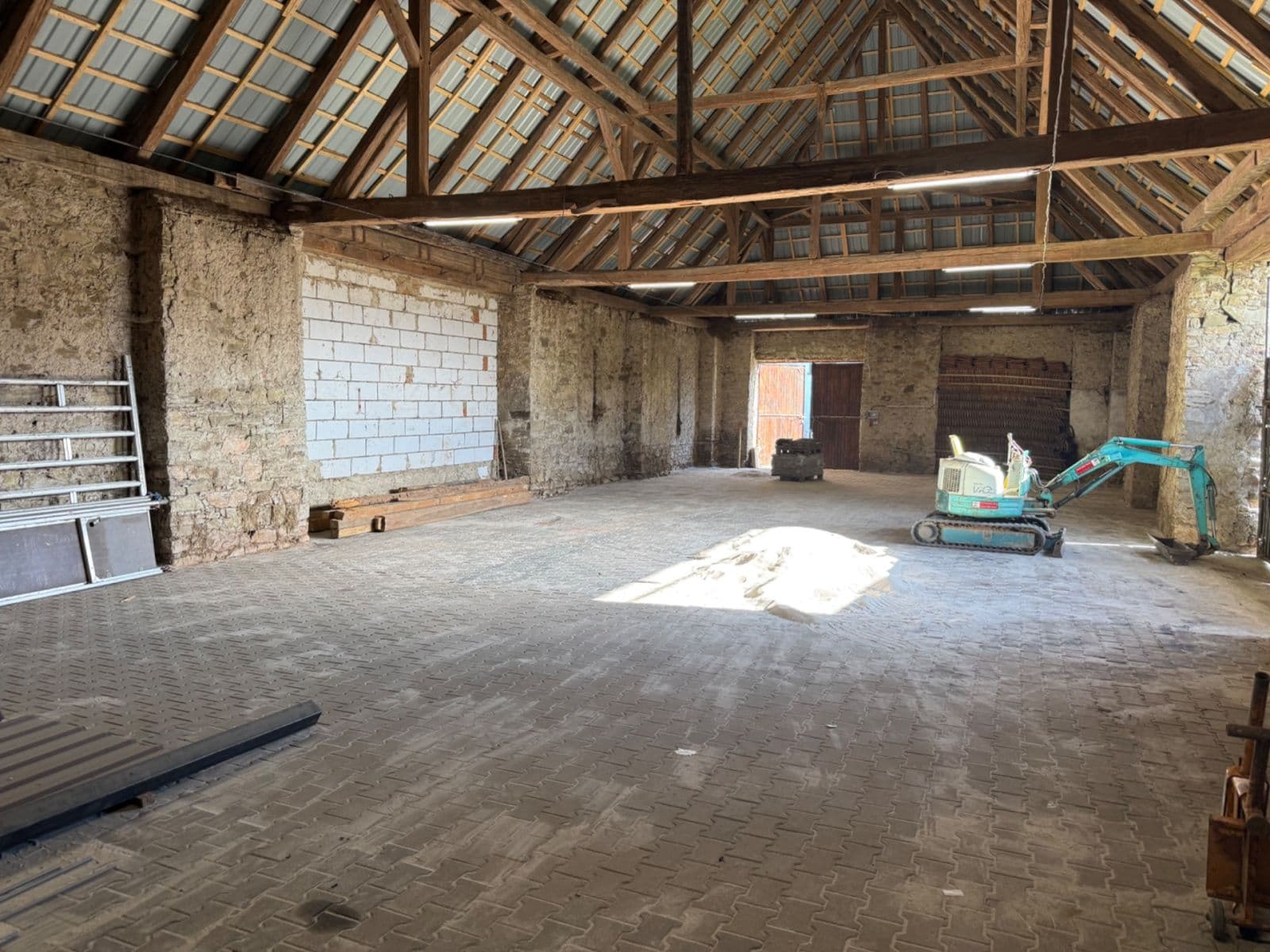 Pronájem nebytového prostoru 350 m², Bykoš, Středočeský kraj Pronájem nebytového prostoru 350 m², Bykoš, Středočeský kraj