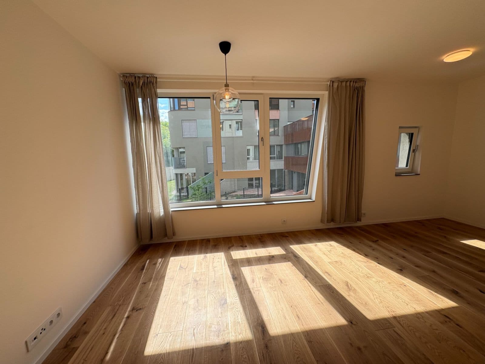 Pronájem bytu 1+kk 38 m², U Komína, Praha, Praha Pronájem bytu 1+kk 38 m², U Komína, Praha, Praha