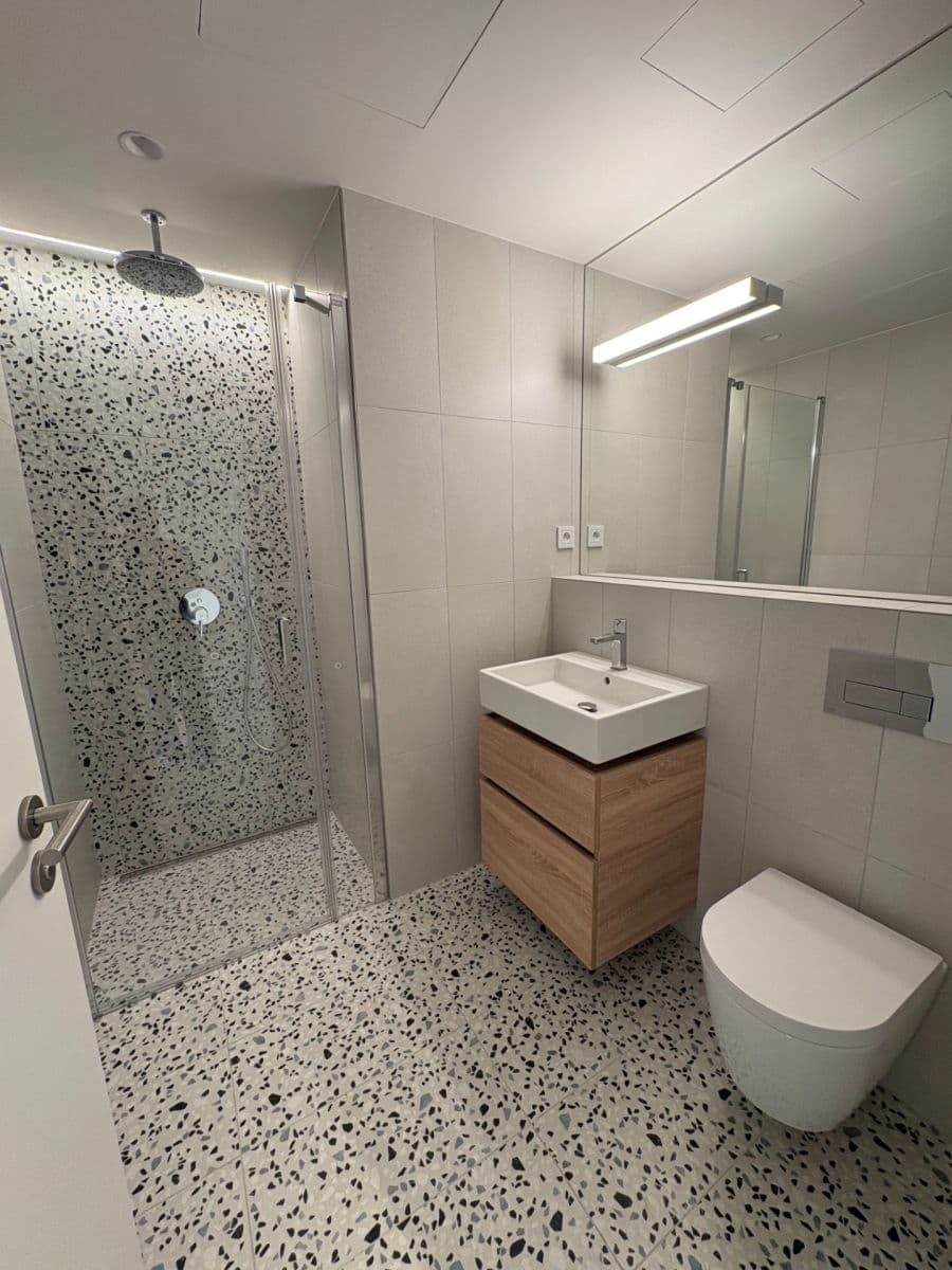Pronájem bytu 1+kk 38 m², U Komína, Praha, Praha Pronájem bytu 1+kk 38 m², U Komína, Praha, Praha