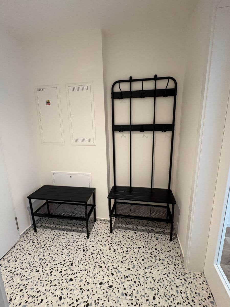 Pronájem bytu 1+kk 38 m², U Komína, Praha, Praha Pronájem bytu 1+kk 38 m², U Komína, Praha, Praha