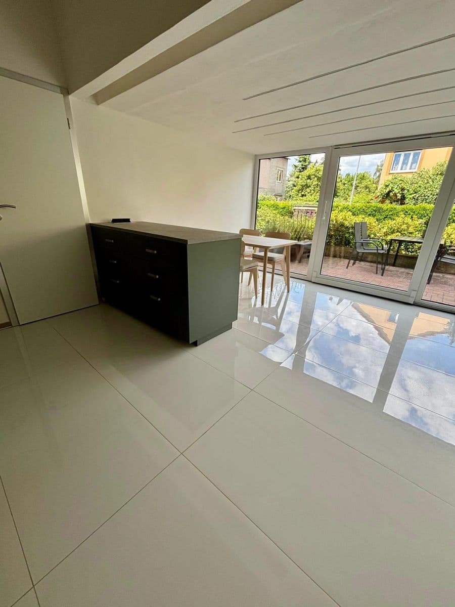 Pronájem bytu 2+1 75 m², Slezanů, Praha, Praha Pronájem bytu 2+1 75 m², Slezanů, Praha, Praha