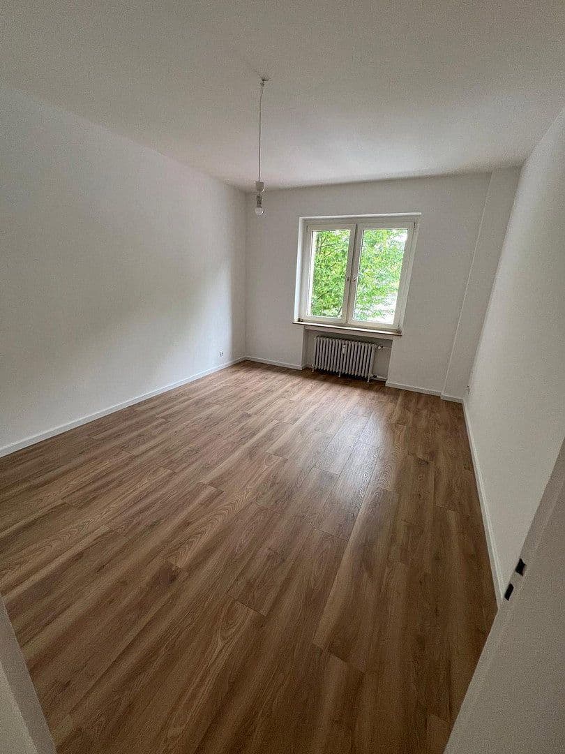 Pronájem bytu 3+1 80 m², Düsseldorf, Severní Porýní-Vestfálsko Pronájem bytu 3+1 80 m², Düsseldorf, Severní Porýní-Vestfálsko