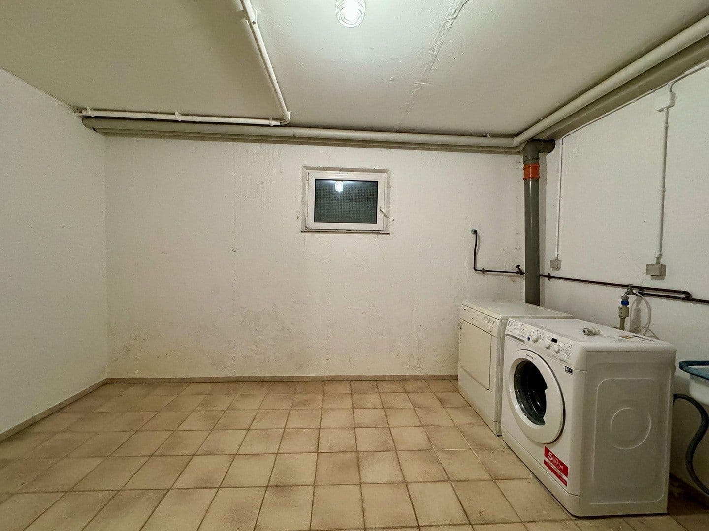 Prodej domu 131 m², pozemek 369 m², Stauferstraße 15, Sinsheim, Bádensko-Württembersko Prodej domu 131 m², pozemek 369 m², Stauferstraße 15, Sinsheim, Bádensko-Württembersko