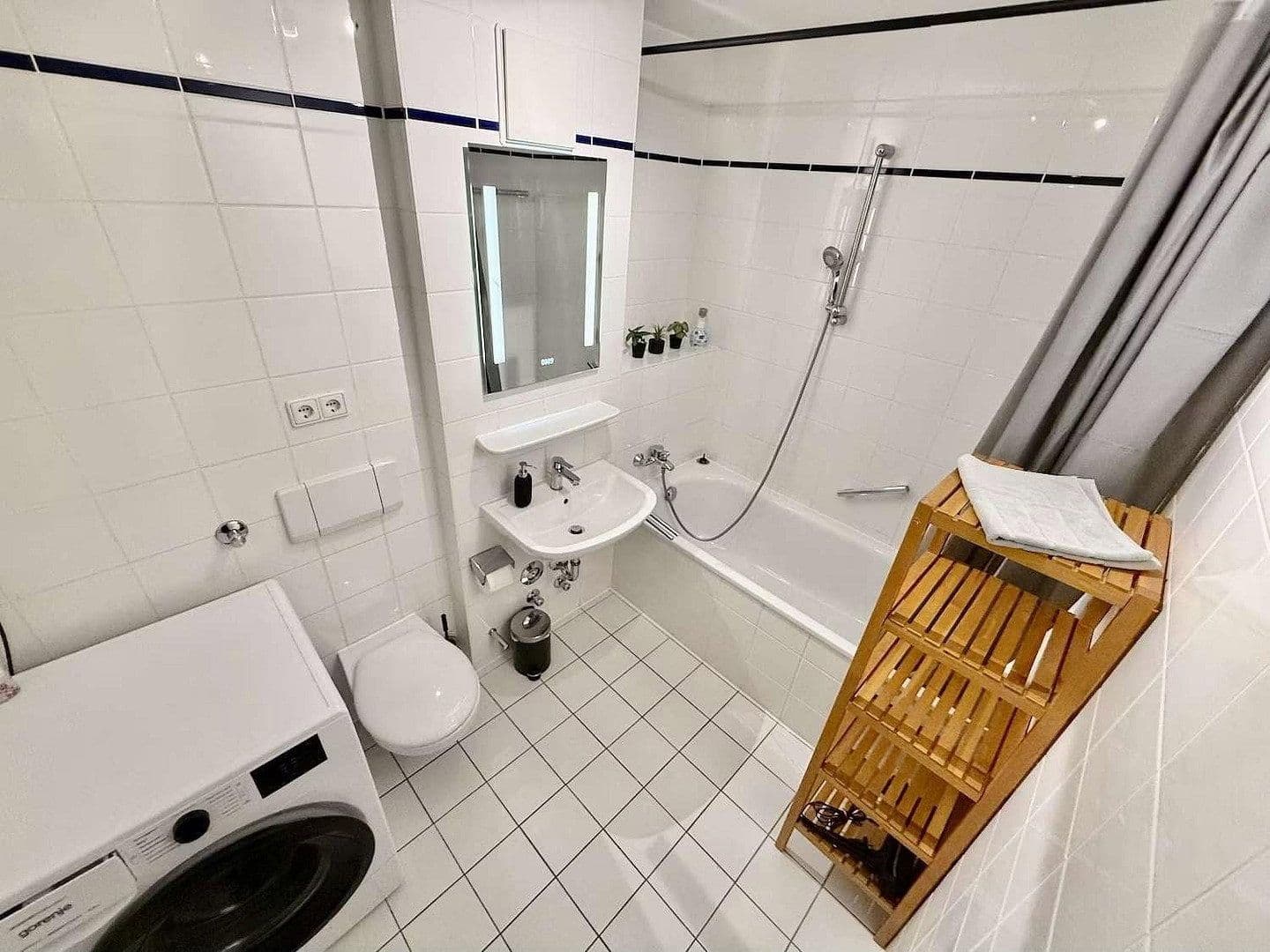 Pronájem bytu 2+1 49 m², Stuttgart, Bádensko-Württembersko Pronájem bytu 2+1 49 m², Stuttgart, Bádensko-Württembersko