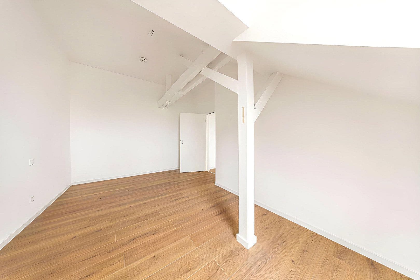 Pronájem bytu 3+1 78 m², Kohlgartenstraße 65, Leipzig, Sasko Pronájem bytu 3+1 78 m², Kohlgartenstraße 65, Leipzig, Sasko