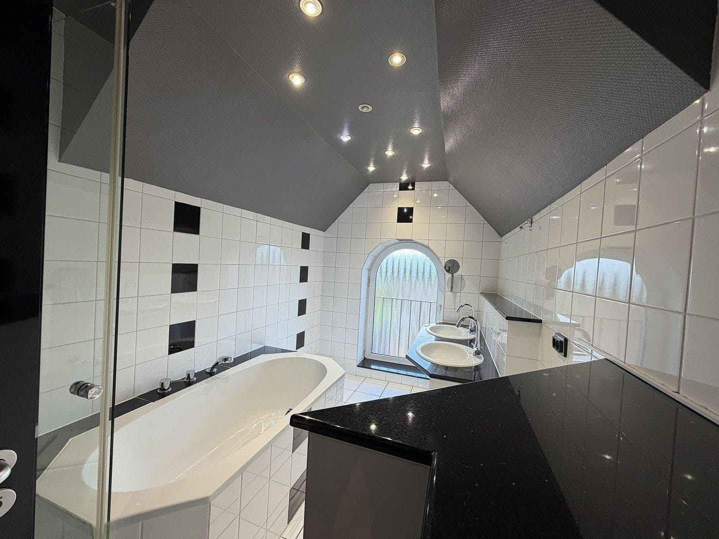 Prodej bytu 3+kk 105 m², Oberhausen, Severní Porýní-Vestfálsko Prodej bytu 3+kk 105 m², Oberhausen, Severní Porýní-Vestfálsko