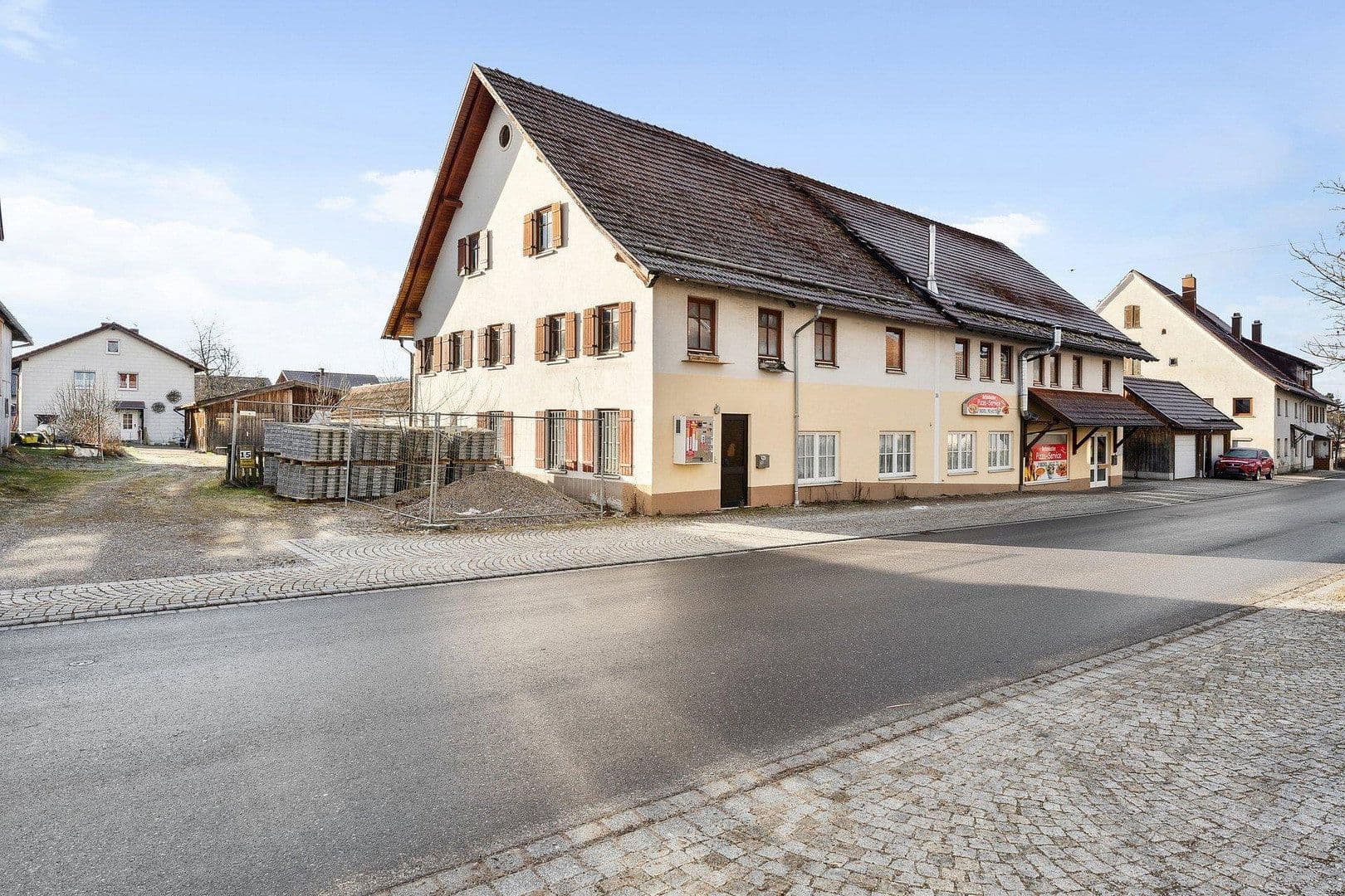 Prodej domu 443 m², pozemek 1.079 m², Ottobeurer Straße 17, Markt Rettenbach, Bavorsko Prodej domu 443 m², pozemek 1.079 m², Ottobeurer Straße 17, Markt Rettenbach, Bavorsko