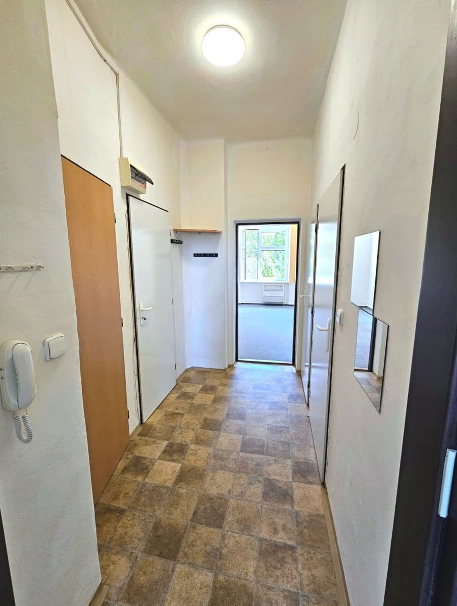 Pronájem bytu 1+1 40 m², Karáskovo náměstí, Brno, Jihomoravský kraj Pronájem bytu 1+1 40 m², Karáskovo náměstí, Brno, Jihomoravský kraj