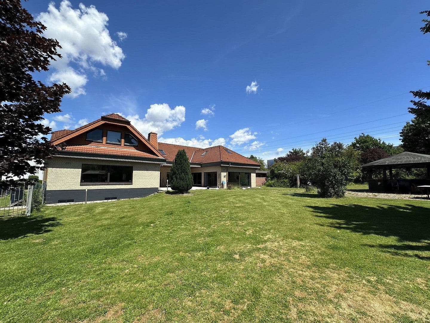 Prodej domu 300 m², pozemek 3.400 m², An den Lindenbäumen 58, Fuldabrück, Hessen Prodej domu 300 m², pozemek 3.400 m², An den Lindenbäumen 58, Fuldabrück, Hessen
