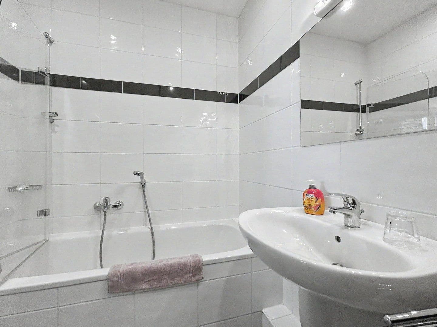 Pronájem bytu 1+1 40 m², Neusser Straße 695, Köln, Severní Porýní-Vestfálsko Pronájem bytu 1+1 40 m², Neusser Straße 695, Köln, Severní Porýní-Vestfálsko