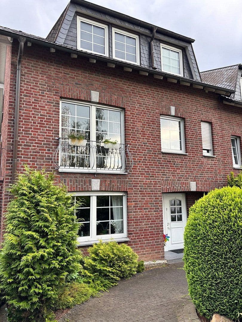 Prodej domu 173 m², pozemek 388 m², Cáchy, Severní Porýní-Vestfálsko Prodej domu 173 m², pozemek 388 m², Cáchy, Severní Porýní-Vestfálsko