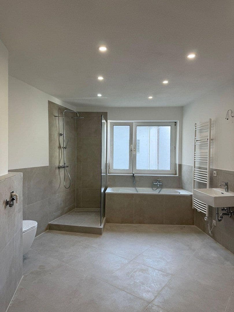 Pronájem bytu 4+1 96 m², Rheinstr 16, Solingen, Severní Porýní-Vestfálsko Pronájem bytu 4+1 96 m², Rheinstr 16, Solingen, Severní Porýní-Vestfálsko