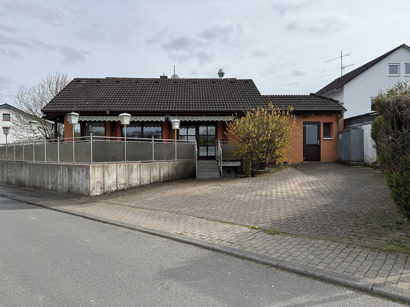 Prodej domu 250 m², pozemek 615 m², Rosenstraße 2, Schefflenz, Bádensko-Württembersko Prodej domu 250 m², pozemek 615 m², Rosenstraße 2, Schefflenz, Bádensko-Württembersko