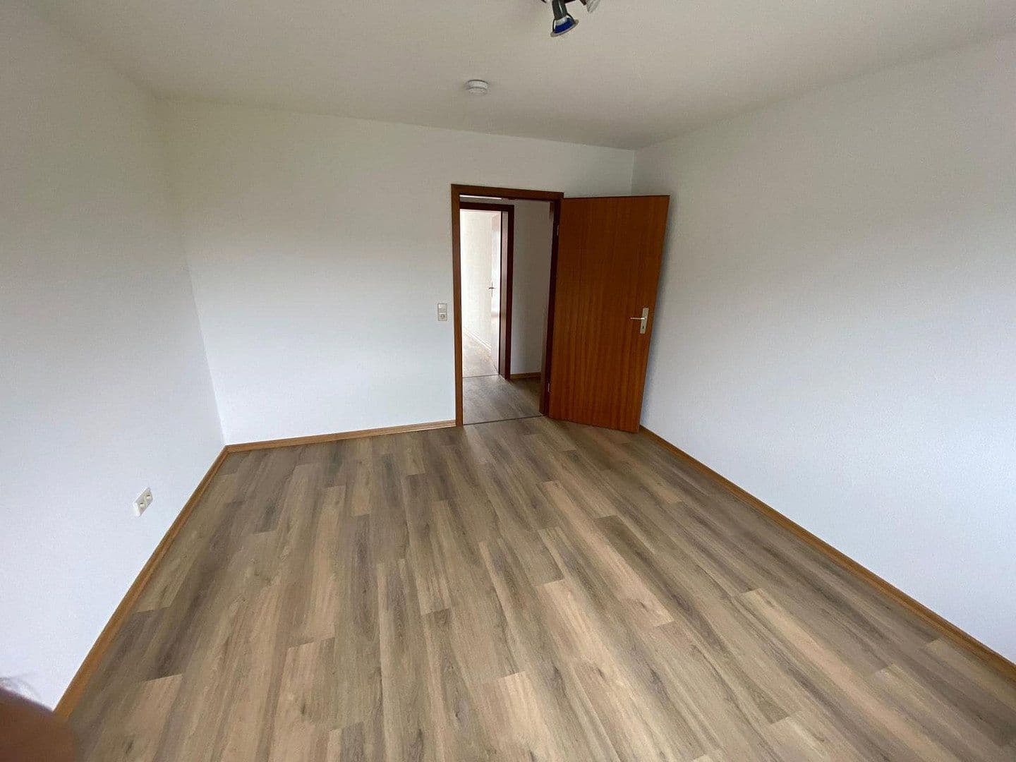 Pronájem bytu 3+1 75 m², Rhönstr. 3, Waghäusel, Bádensko-Württembersko Pronájem bytu 3+1 75 m², Rhönstr. 3, Waghäusel, Bádensko-Württembersko