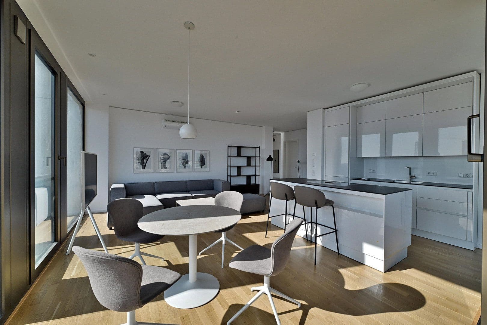 Pronájem bytu 3+1 93 m², Voltairestrasse 11, Berlin Mitte, Berlín Pronájem bytu 3+1 93 m², Voltairestrasse 11, Berlin Mitte, Berlín
