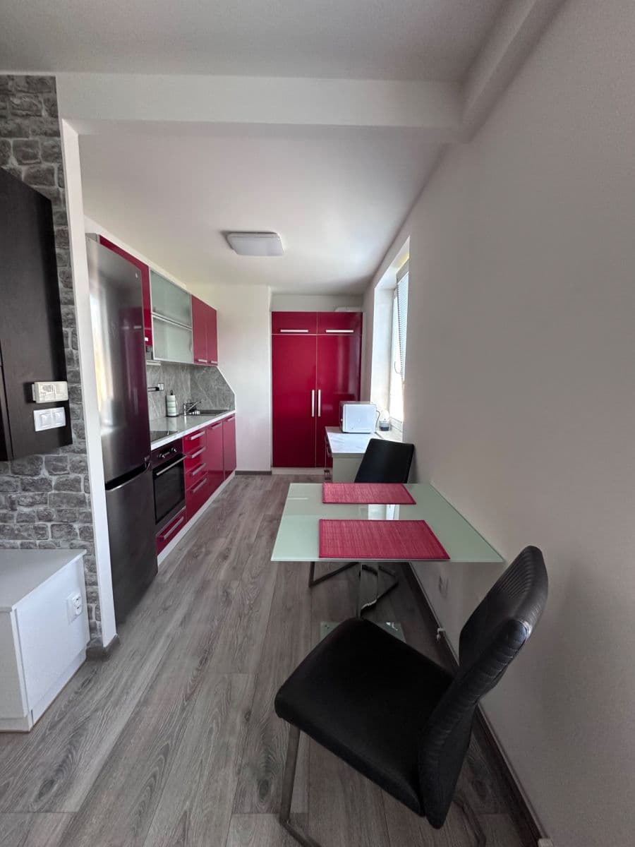 Pronájem bytu 2+kk 48 m², nábřeží T. G. Masaryka, Rakovník, Středočeský kraj Pronájem bytu 2+kk 48 m², nábřeží T. G. Masaryka, Rakovník, Středočeský kraj