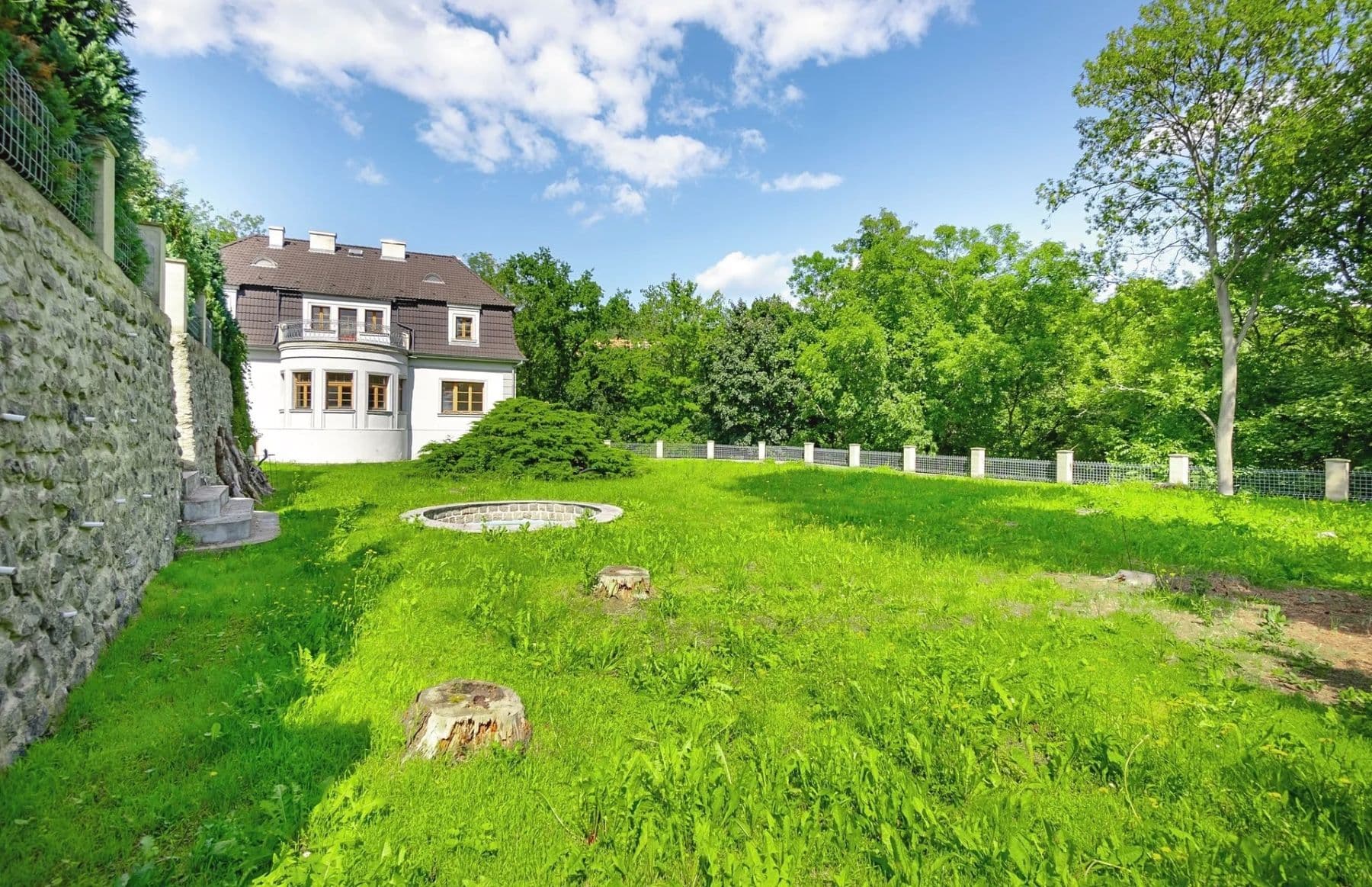 Prodej domu 450 m², pozemek 2.441 m², Elišky Krásnohorské, Ústí nad Labem, Ústecký kraj Prodej domu 450 m², pozemek 2.441 m², Elišky Krásnohorské, Ústí nad Labem, Ústecký kraj