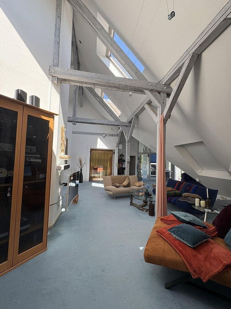 Pronájem bytu 3+1 214 m², Hannover, Dolní Sasko Pronájem bytu 3+1 214 m², Hannover, Dolní Sasko