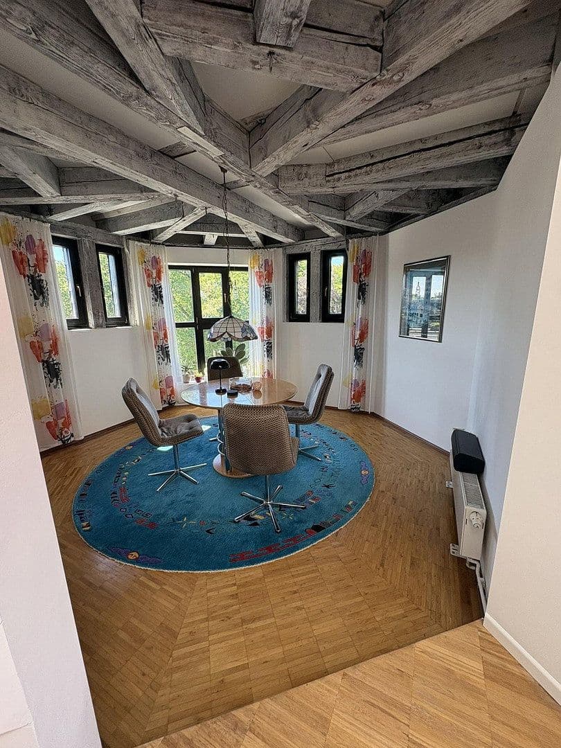 Pronájem bytu 3+1 214 m², Hannover, Dolní Sasko Pronájem bytu 3+1 214 m², Hannover, Dolní Sasko