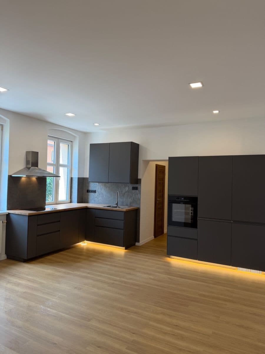Prodej bytu 2+kk 43 m², Závodu míru, Karlovy Vary, Karlovarský kraj Prodej bytu 2+kk 43 m², Závodu míru, Karlovy Vary, Karlovarský kraj