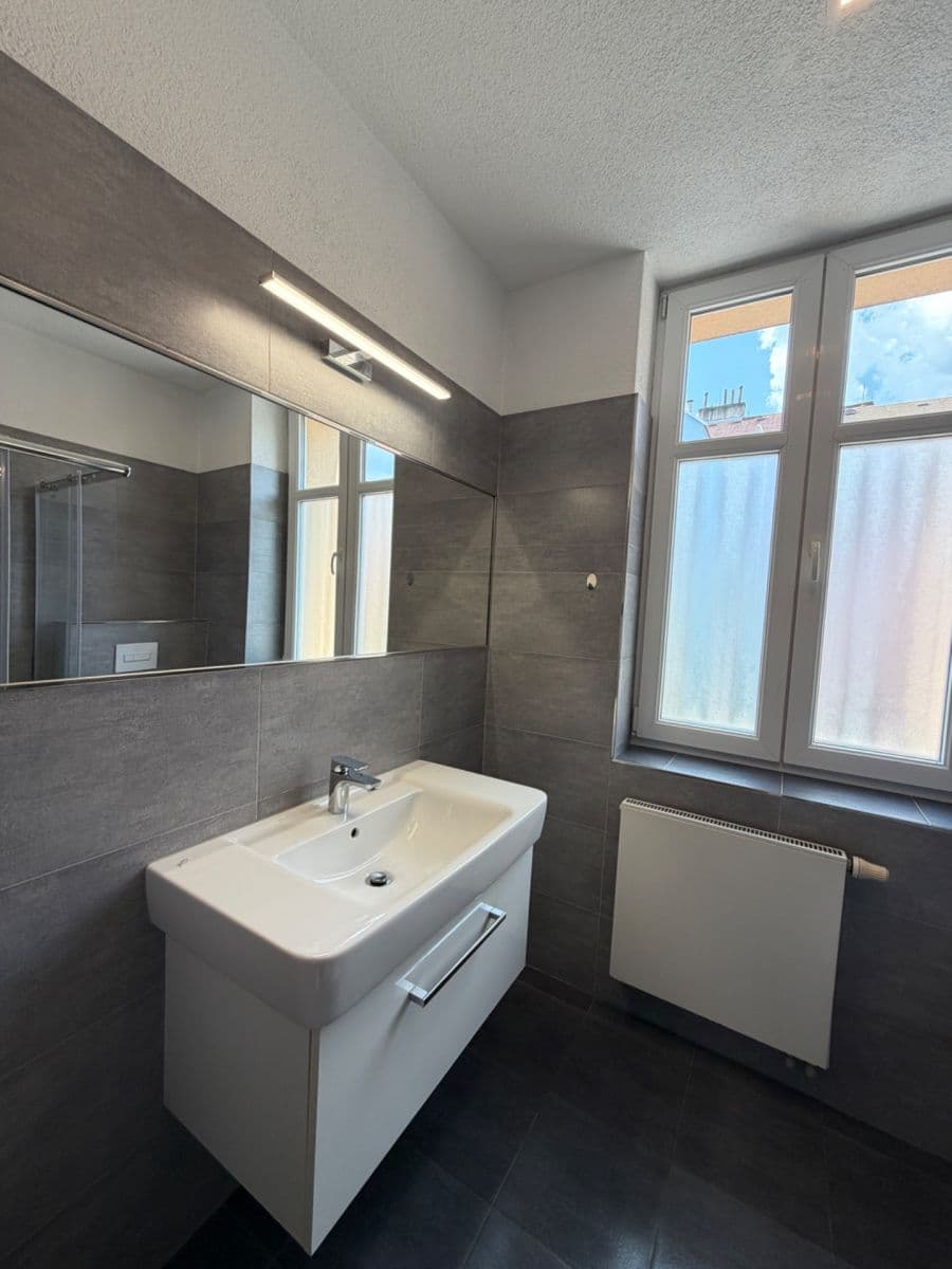 Prodej bytu 2+kk 43 m², Závodu míru, Karlovy Vary, Karlovarský kraj Prodej bytu 2+kk 43 m², Závodu míru, Karlovy Vary, Karlovarský kraj