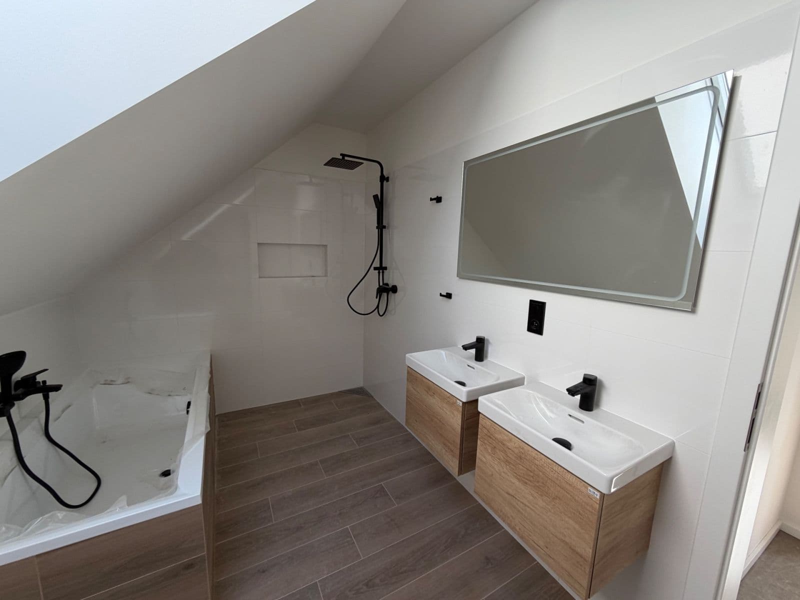 Pronájem bytu 4+kk 105 m², náměstí U Dubu, Stochov, Středočeský kraj Pronájem bytu 4+kk 105 m², náměstí U Dubu, Stochov, Středočeský kraj