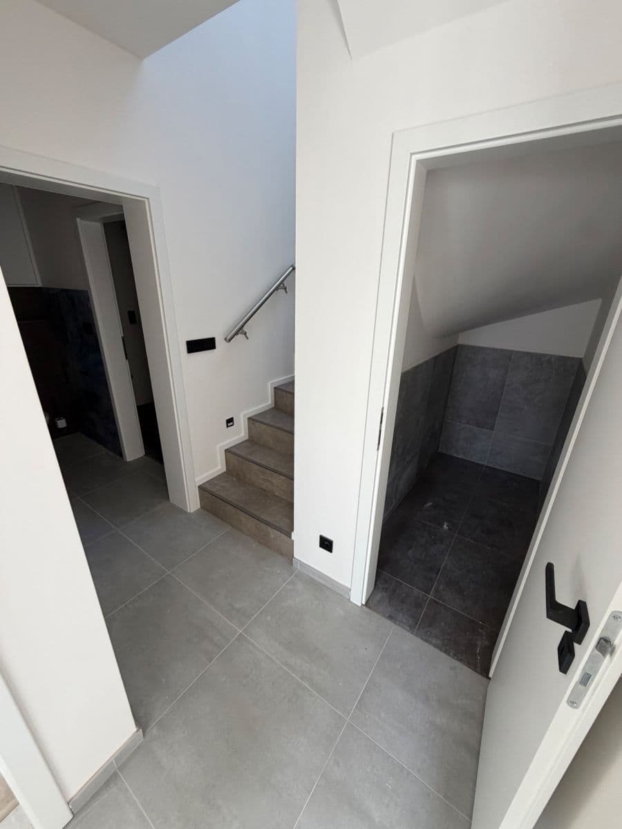 Pronájem bytu 4+kk 105 m², náměstí U Dubu, Stochov, Středočeský kraj Pronájem bytu 4+kk 105 m², náměstí U Dubu, Stochov, Středočeský kraj