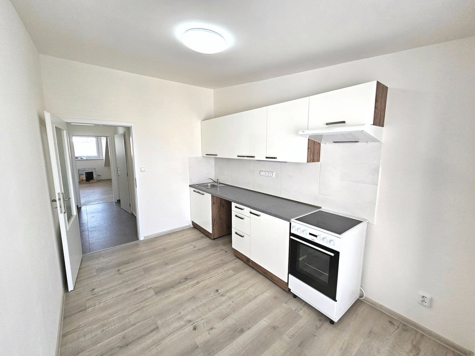 Pronájem bytu 1+1 38 m², Karáskovo náměstí, Brno, Jihomoravský kraj Pronájem bytu 1+1 38 m², Karáskovo náměstí, Brno, Jihomoravský kraj