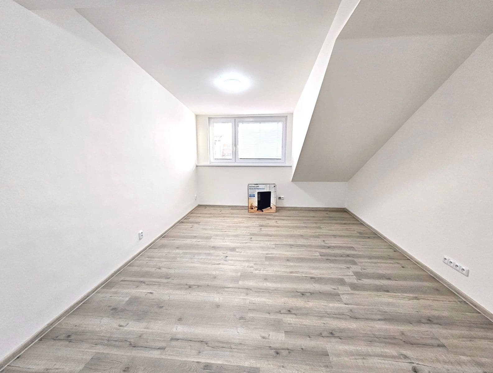 Pronájem bytu 1+1 38 m², Karáskovo náměstí, Brno, Jihomoravský kraj Pronájem bytu 1+1 38 m², Karáskovo náměstí, Brno, Jihomoravský kraj