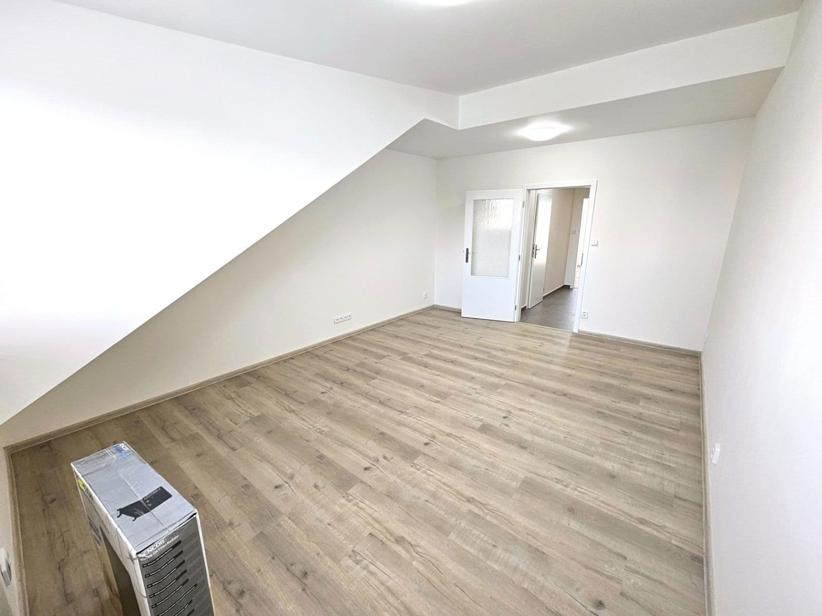 Pronájem bytu 1+1 38 m², Karáskovo náměstí, Brno, Jihomoravský kraj Pronájem bytu 1+1 38 m², Karáskovo náměstí, Brno, Jihomoravský kraj