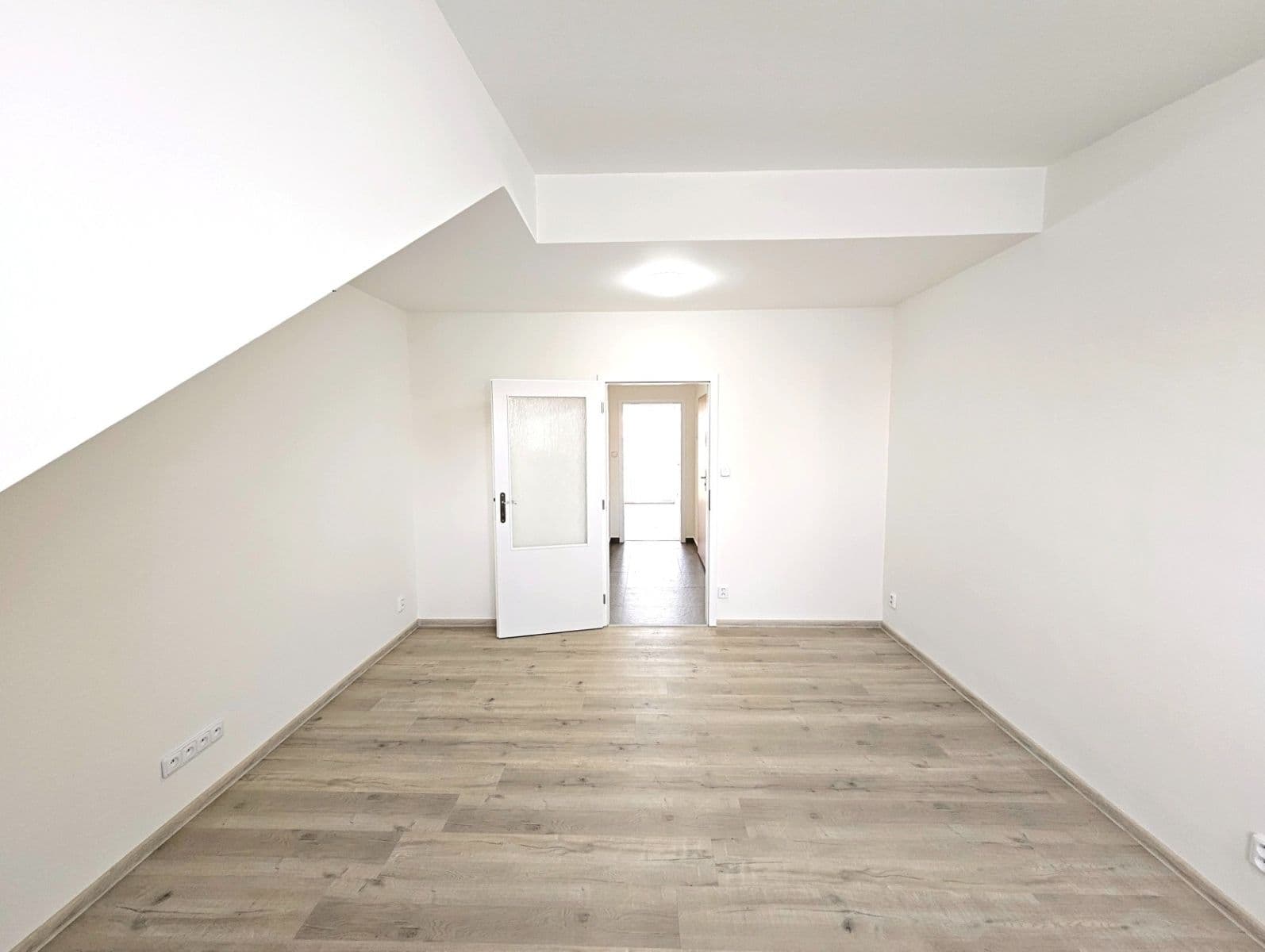 Pronájem bytu 1+1 38 m², Karáskovo náměstí, Brno, Jihomoravský kraj Pronájem bytu 1+1 38 m², Karáskovo náměstí, Brno, Jihomoravský kraj