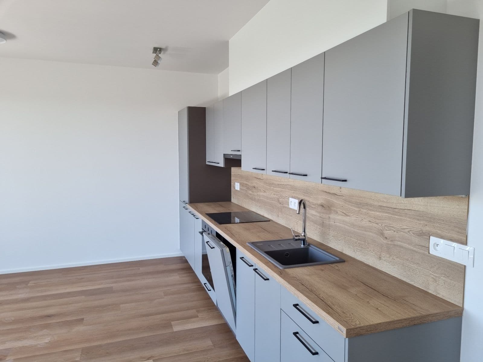 Pronájem bytu 2+kk 60 m², Pod Krocínkou, Praha, Praha Pronájem bytu 2+kk 60 m², Pod Krocínkou, Praha, Praha